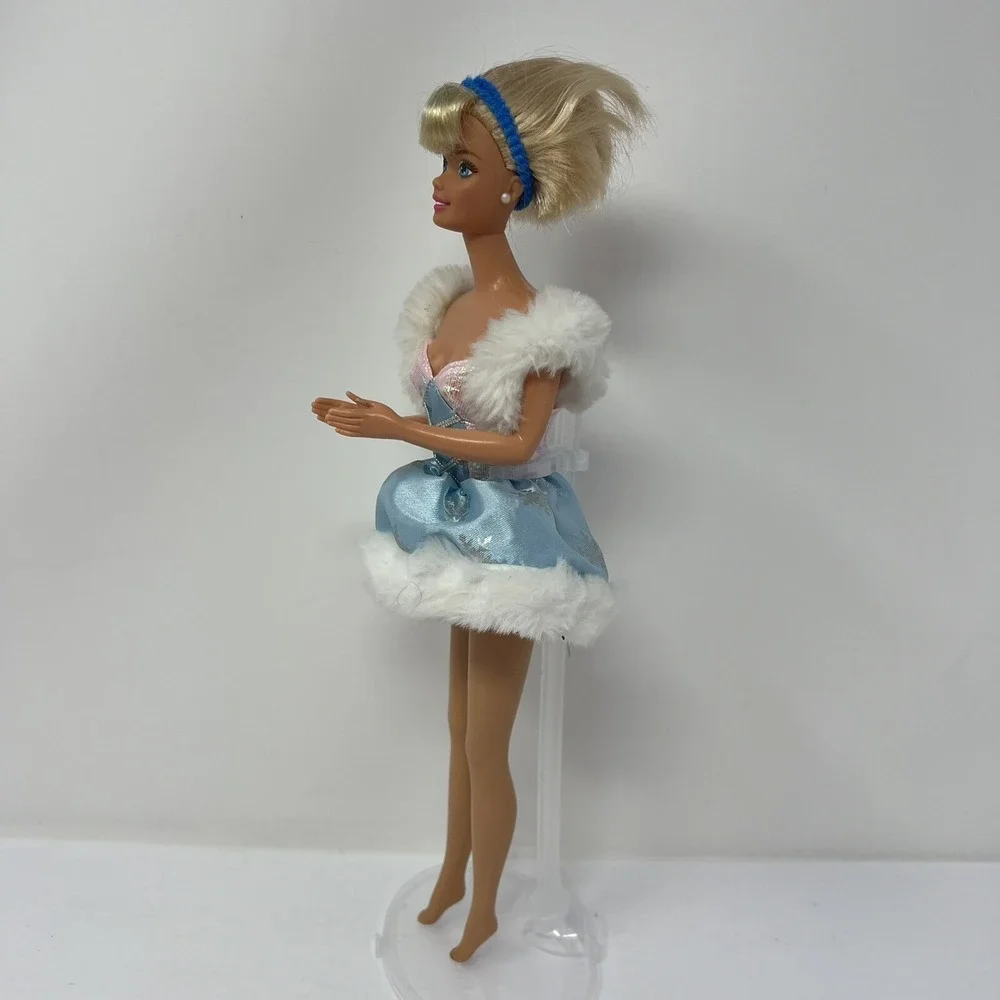 Barbie‎ Skating Star Doll Winter Blue Ice Dress Ice Skates by Mattel